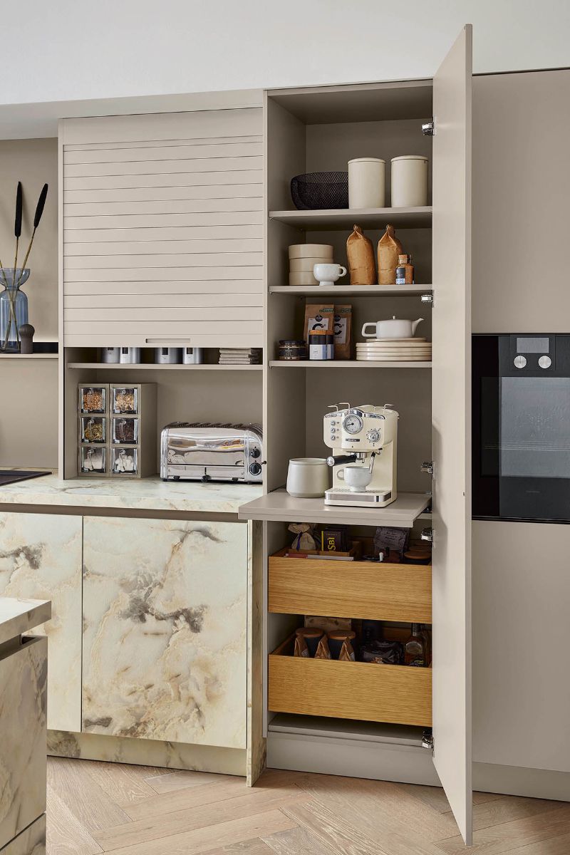 Helle Gerätenische mit Kaffeemaschine auf ausziehbarem Tablar und Toaster hinter einer Rollfront