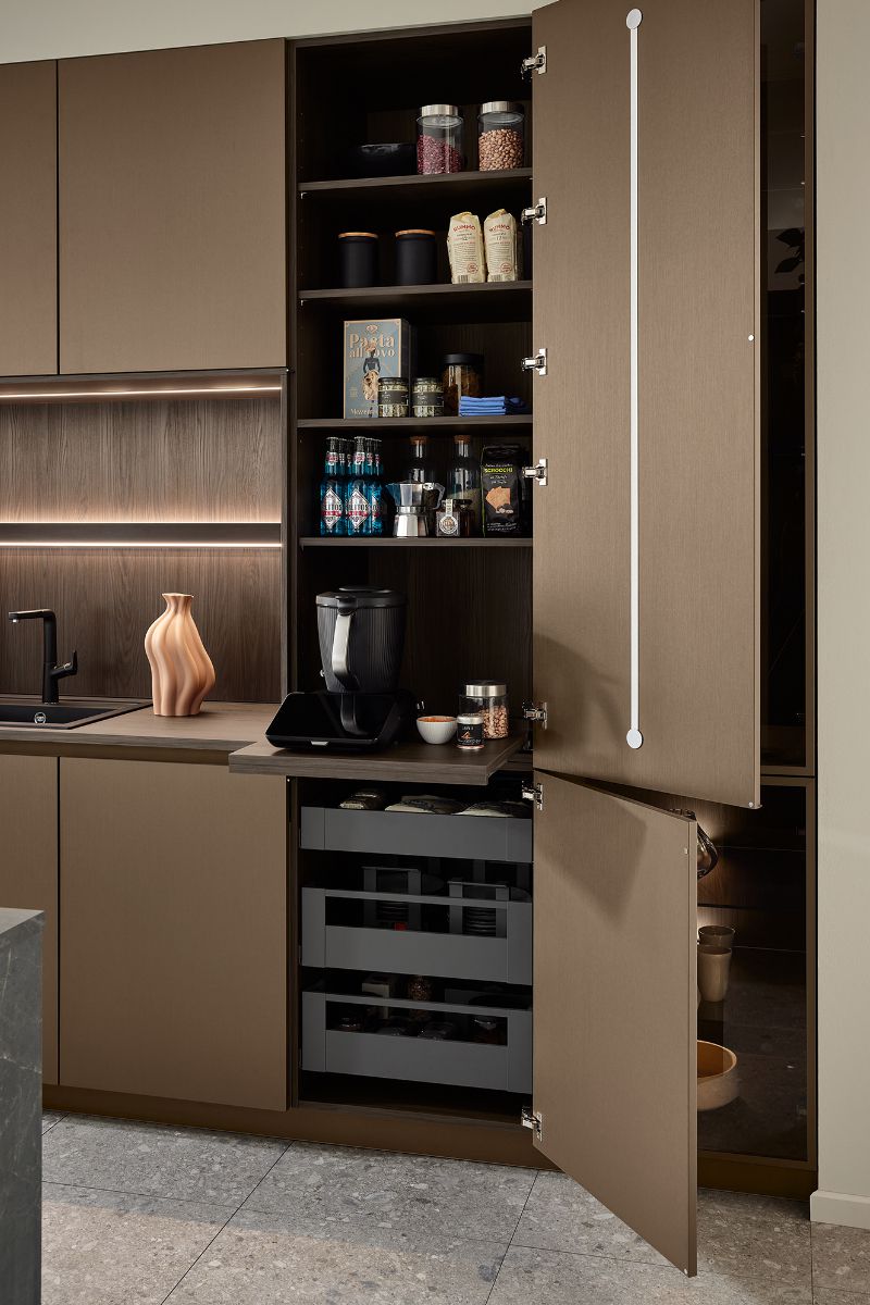 Dunkler Funktionsschrank mit Küchenmaschine auf einem ausziehbaren Arbeitstablar