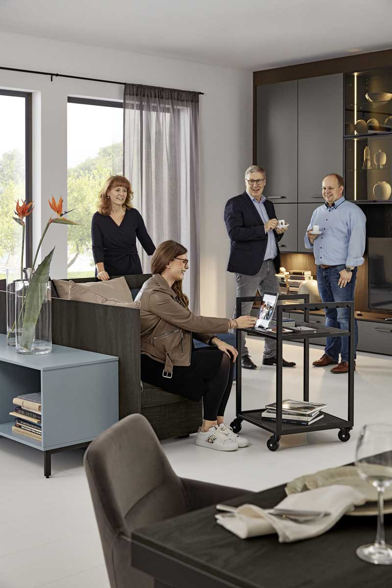 Wohnraum mit Sofa, geschlossenem Stauraum und Vitrine